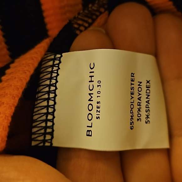 Women's BloomChic V- Neck Top NWT ~ Size 14/16 - Picture 4 of 9